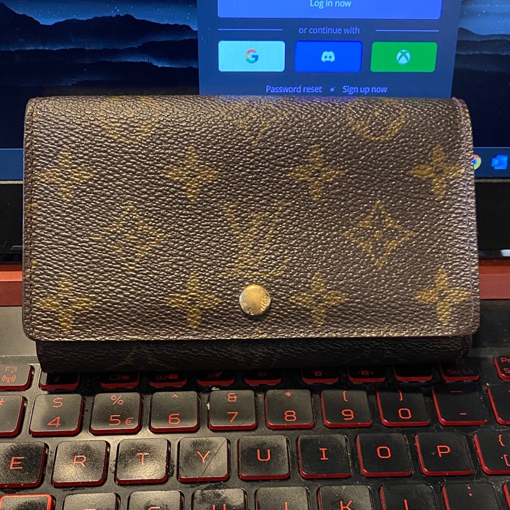 LV authentic Brown Monogram Wallet, vintage made in spain , skin peelings inside